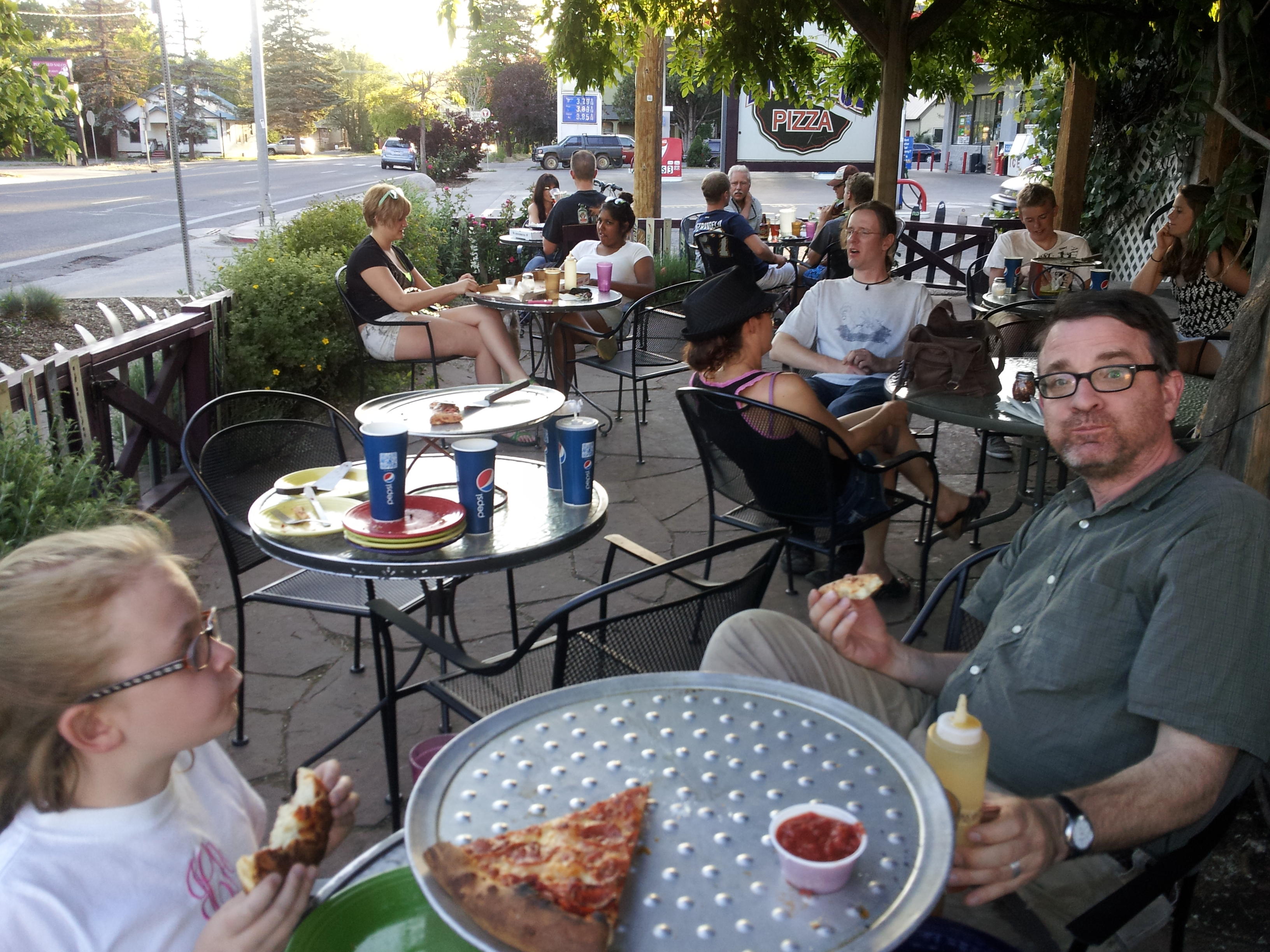 2012_06_01 HomeSlice Pizza al fresco.jpg